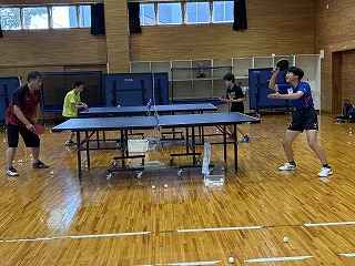 早朝の武道場に響く快音、卓球部3年生が県大会へ最終調整