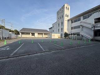 体育館エアコン工事開始 教職員は近隣施設へ駐車しスペース確保