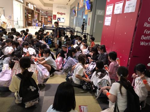 キッザニアに到着して、入場待ちです!