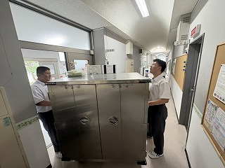 給食コンテナを3年生の廊下へ直送 生徒の食事時間確保へ知恵絞る
