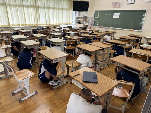 シェイクアウト訓練を行いました