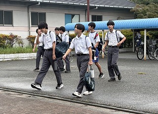 登校完了を待っていたかのように降り出した雨