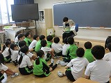 季節の絵本に夢中!朝の読み聞かせ 2年生