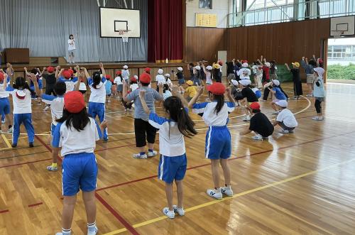 1・2年生で運動会のダンスを練習しました。
