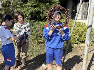 大物も小ぶりも「みんな違っていい」 サツマイモ収穫、つるは手作りアートへ