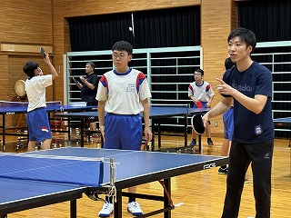 鋭いサーブ、弾む熱気 新人戦控えた卓球部、メーカー講師招き特別練習