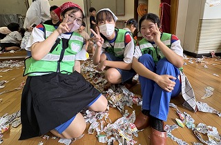 新聞紙の海で弾む笑顔 中学生ボランティア