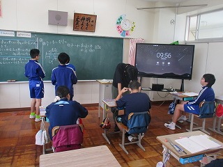 9月30日 8/5mの重さが4/7kgの針金の1mの重さは?1kgの長さは?計算の順番を迷わないようにするにはどうしたらよい?(6年算数)