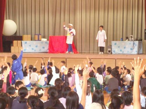 PTA企画「サイエンスショー」開催!ジャイアン村上さんと科学の不思議を体験