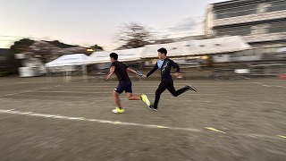リレーの練習に励む教員チーム