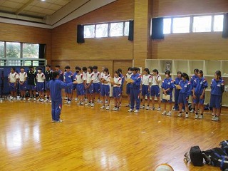 2年生が武道場で合唱練習