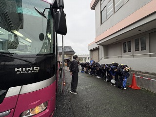 雨に負けずに元気に出発