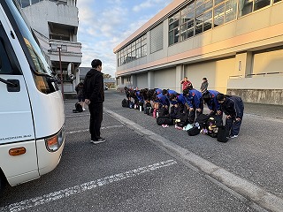 会場へ向け出発 ~卓球部女子~