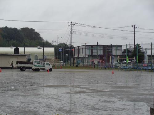 雨の中の除草作業