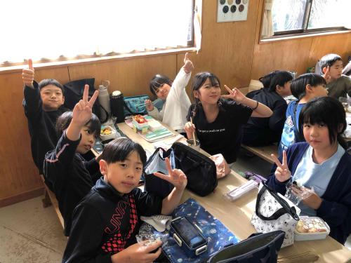 4年遠足「お昼の様子」